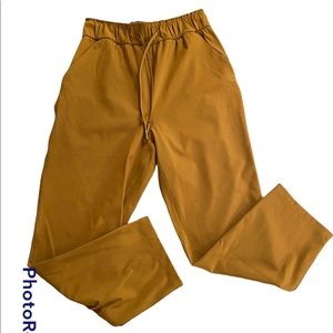 Lululemon “on the fly” pants size 4